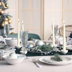 Beautiful,Table,Setting,With,Burning,Candles,And,Christmas,Decorations,In