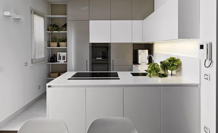 Modern,Kitchen,With,Vegetables,On,The,White,Worktop