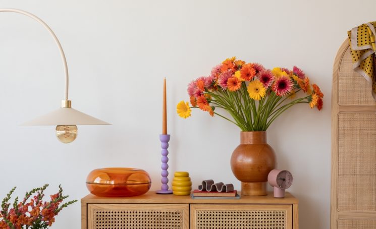 Retro-inspired,Sideboard,With,Fresh,Flowers,And,Modern,Décor,,Blending,Vibrant