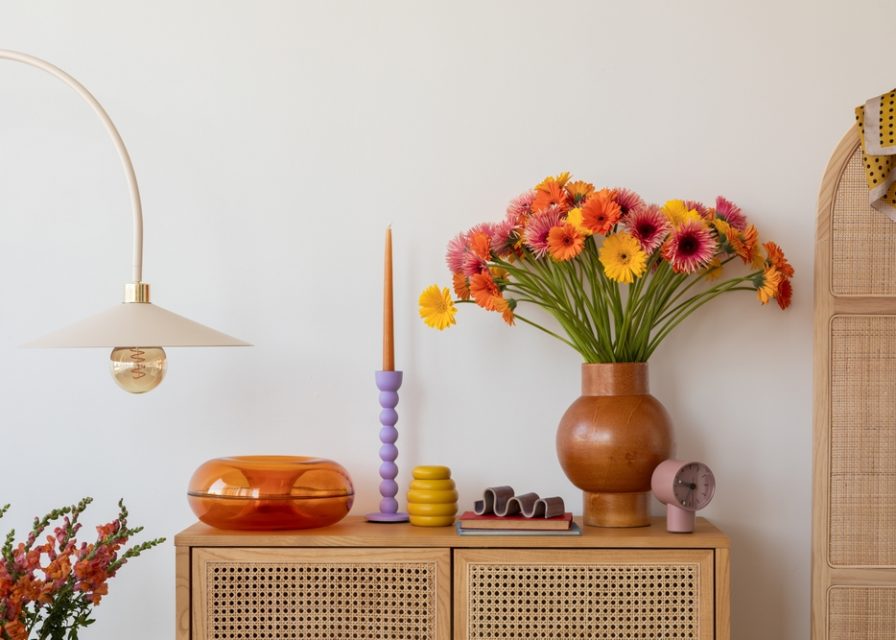 Retro-inspired,Sideboard,With,Fresh,Flowers,And,Modern,Décor,,Blending,Vibrant