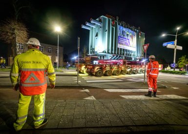 Transport van drie transformatoren naar hoogspanningsstation Simonshaven
